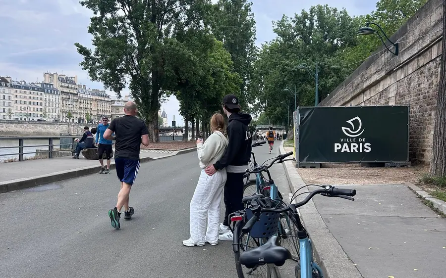 Cyclists and walkers on a quay along the Seine